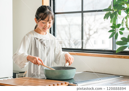 兒童（小學生、國中生、高中生、女生）在家廚房煮飯 120888894