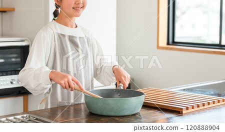 兒童（小學生、國中生、高中生、女生）在家廚房煮飯 120888904