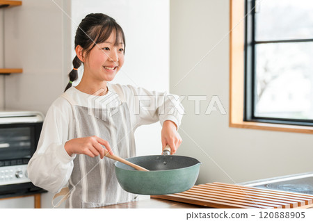 兒童（小學生、國中生、高中生、女生）在家廚房煮飯 120888905