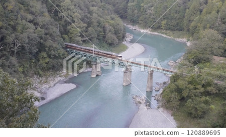 從天龍峽大橋看到的JR飯田線列車“空羅山浦天龍峽” 從天龍峽大橋看到的JR飯田線列車“空羅山浦天龍峽” 120889695