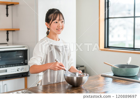 Children (elementary school, junior high school, high school, girls) enjoying making sweets in the kitchen at home 120889697