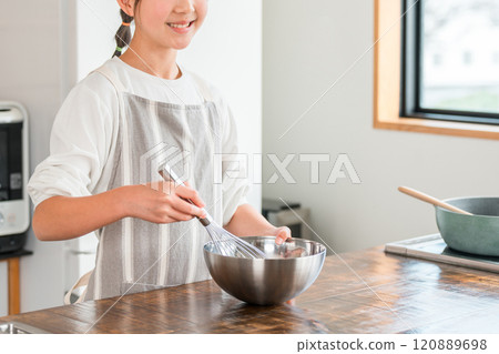 Children (elementary school, junior high school, high school, girls) enjoying making sweets in the kitchen at home 120889698