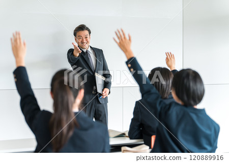 Elementary school students, junior high school students, high school students, and high school girls receiving instruction from teachers, lecturers, and instructors in school classes and cram schools 120889916