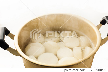 Parboiling daikon radish - Home cooking 120890043