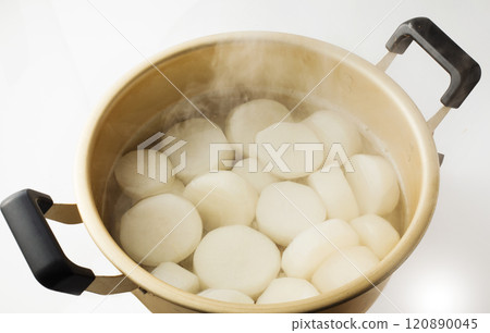 Parboiling daikon radish - Home cooking 120890045
