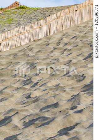 Nakatajima Sand Dunes: A vast expanse of blue sea and sand 120890371