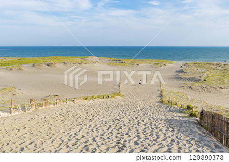 Nakatajima Sand Dunes: A vast expanse of blue sea and sand 120890378