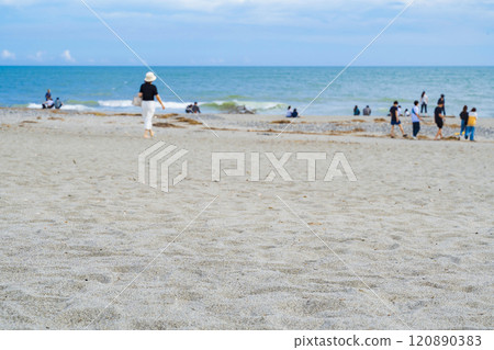 Nakatajima Sand Dunes: A vast expanse of blue sea and sand 120890383