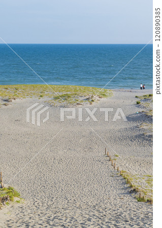 Nakatajima Sand Dunes: A vast expanse of blue sea and sand 120890385