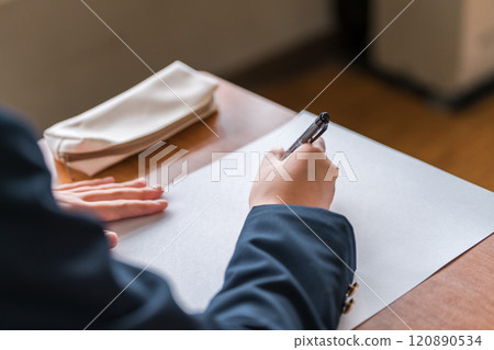 High school, junior high school, and elementary school girls taking exams and tests in school classrooms and cram schools (examination) 120890534