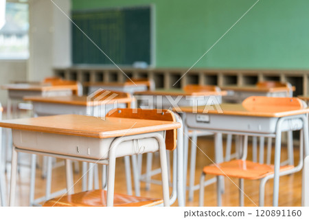 Image of a classroom with a blackboard and school building (lockers) 120891160