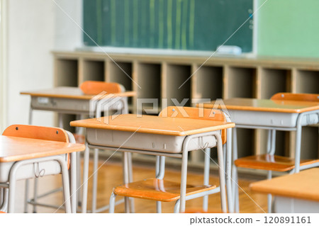 Image of a classroom with a blackboard and school building (lockers) 120891161