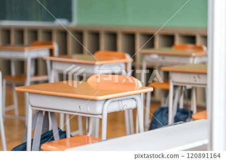 Image of a classroom with a blackboard and school building (lockers) 120891164