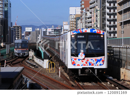 貼有世博包裝的30000系列車抵達新大阪站 120891169