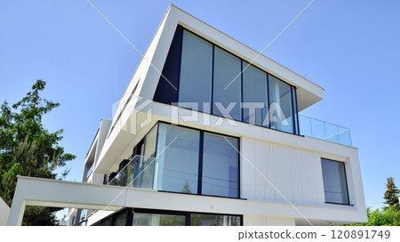 New elegant modern single family house. Terraced family homes in newly developed housing estate. Facade of a modern house with white walls. Real estate concept, european style. New elegant modern single family house. Terraced family homes in newly developed housing estate. Facade of a modern house with white walls. Real estate concept, european style. 120891749