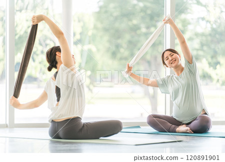 年輕孕婦在瑜珈課上用毛巾做孕婦瑜珈 年輕孕婦在瑜珈課上用毛巾做孕婦瑜珈 120891901