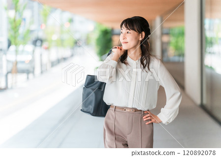 Fulfilling businesswomen and career women who commute to and from work (job change and re-employment) 120892078