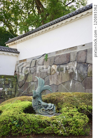 Shachihoko in the East Gardens of the Imperial Palace 120893362