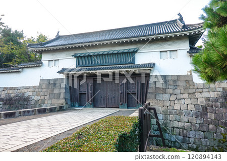 Nijo Castle: North Main Gate and North Moat (Kyoto City, Kyoto Prefecture) 120894143