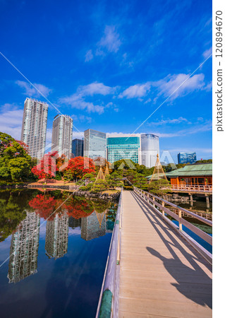 濱離宮恩賜庭園,東京的靜謐空間,秋葉美麗 濱離宮恩賜庭園,東京的靜謐空間,秋葉美麗 120894670