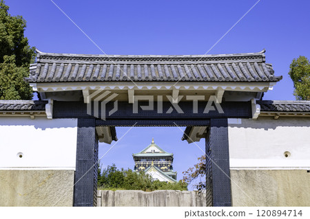 Osaka Castle tower seen through the Sakuramon Gate (Osaka City, Osaka Prefecture) 120894714