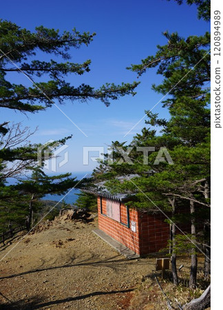 Apoi Mountain Trail and Shelter Apoi Mountain Trail and Shelter 120894989