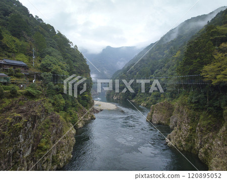 Toro Gorge, Yamabiko Bridge and Toro Hotel, Totsukawa Village, Nara Prefecture Toro Gorge, Yamabiko Bridge and Toro Hotel, Totsukawa Village, Nara Prefecture 120895052