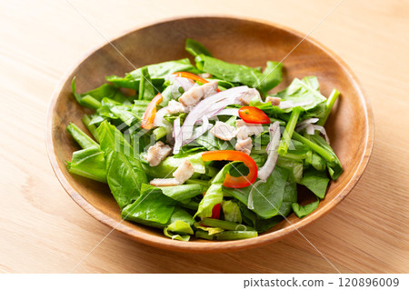 Spinach and bacon salad 120896009