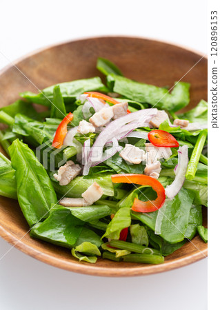 菠菜和培根沙拉 120896153