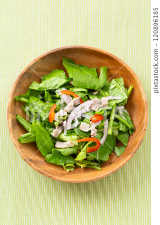 Spinach and bacon salad 120896185