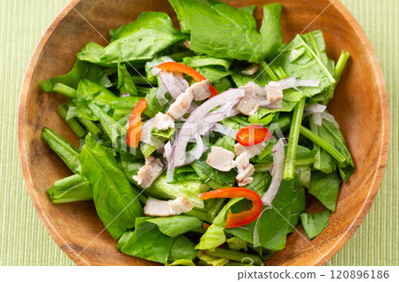 菠菜和培根沙拉 120896186
