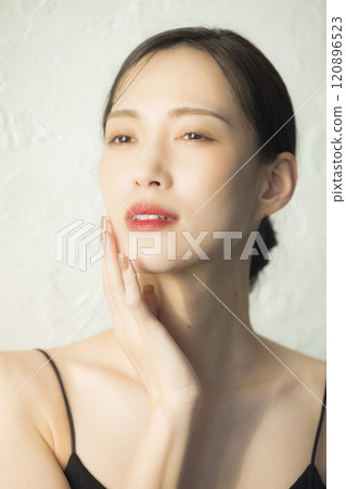 年輕女子把手放在臉上 120896523