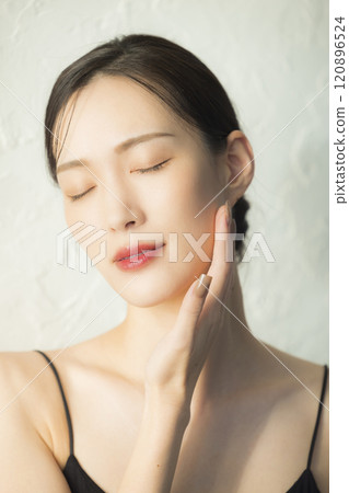 年輕女子把手放在臉上 年輕女子把手放在臉上 120896524