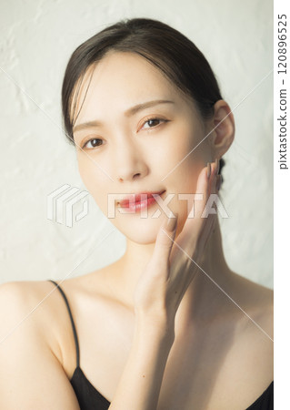 年輕女子把手放在臉上 120896525