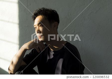 一個有陰影的男人的肖像 120896532