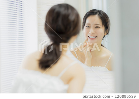 年輕女子在浴室裡,美麗的形象 年輕女子在浴室裡,美麗的形象 120896559