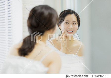 年輕女子在浴室裡，美麗的形象 120896560