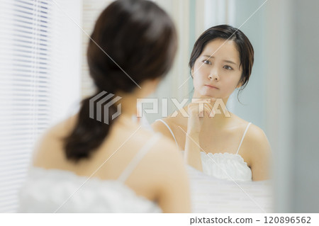 年輕女子在浴室裡，美麗的形象 120896562