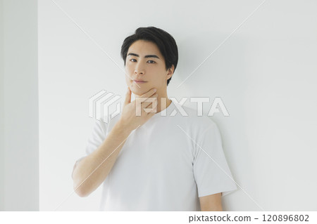 穿白T恤的男人 穿白T恤的男人 120896802