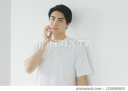 穿白T恤的男人 穿白T恤的男人 120896803