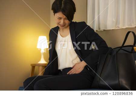 晚上在客廳的女商人 120896836