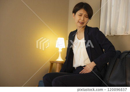 晚上在客廳的女商人 120896837