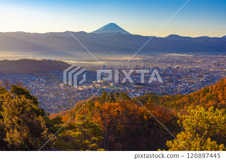 白雪皚皚的富士山和秋天的景色 120897445