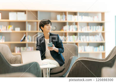 在接空間工作的女人 120898300