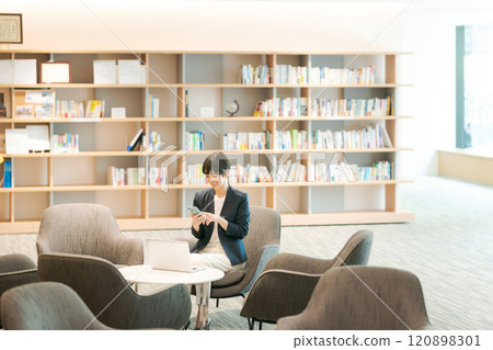 在接空間工作的女人 120898301