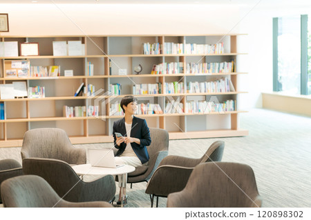 在接空間工作的女人 120898302