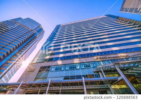 日本十二月的東京城市景觀...品川站和車站前辦公大樓的景色。新時代的希望之光=12月6日 120898563