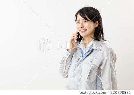 Female worker making a phone call 01 120898585