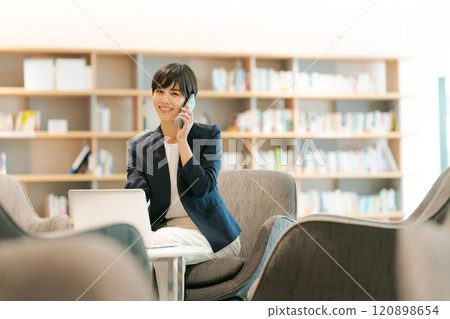 在接空間工作的女人 120898654