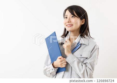 穿著工作服的女人拿著活頁夾微笑01 120898724